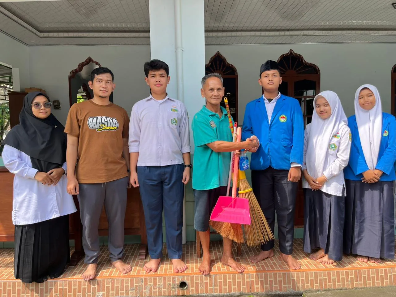 Tanamkan Kepedulian Lingkungan, Siswa MTsN 2 Sleman Ikuti Gerakan Bersih-Bersih Masjid