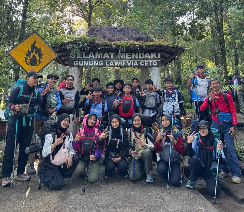 Tapak Rimba Lawu: Rombongan Palamaga MAN 3 Sleman Serahkan Al-Qur’an dan Bibit Pohon di Kawasan Pendakian