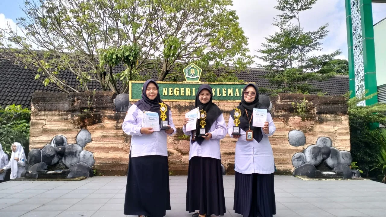 TIGA GURU MTsN 9 SLEMAN TURUT BERPARTISIPASI MENULIS BUKU ANTOLOGI PUISI “AKSARA CINTA RAMADHAN”