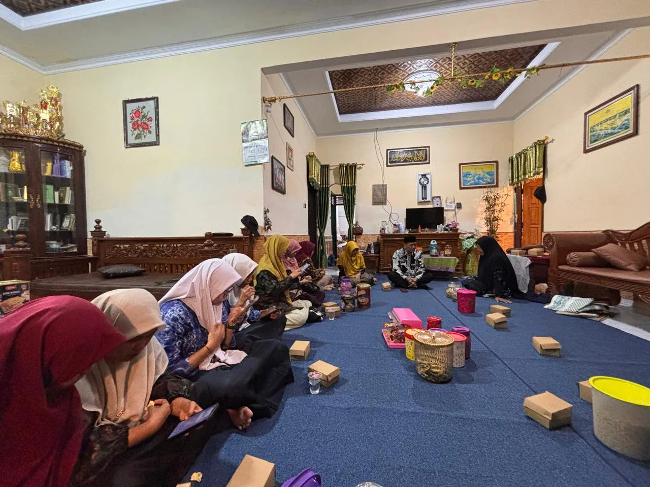 Keluarga Besar MTsN 8 Sleman Hadiri Takziyah, Sampaikan Doa dan Dukungan