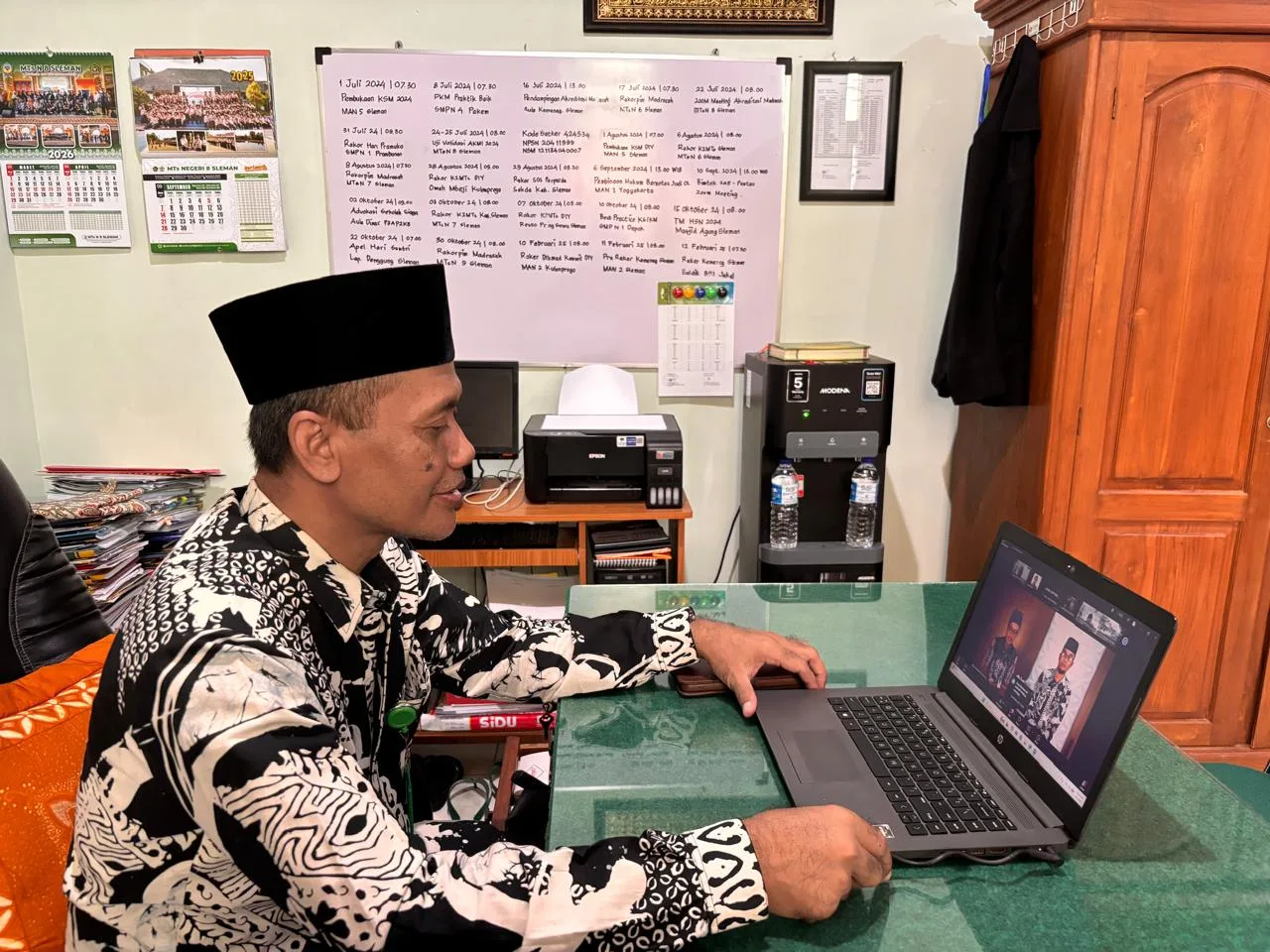 Kepala MTsN 8 Sleman Ikuti Zoom Podcast “Ruang Bicara Kita”, Bahas Implementasi Kebijakan dari Raker ke Aksi
