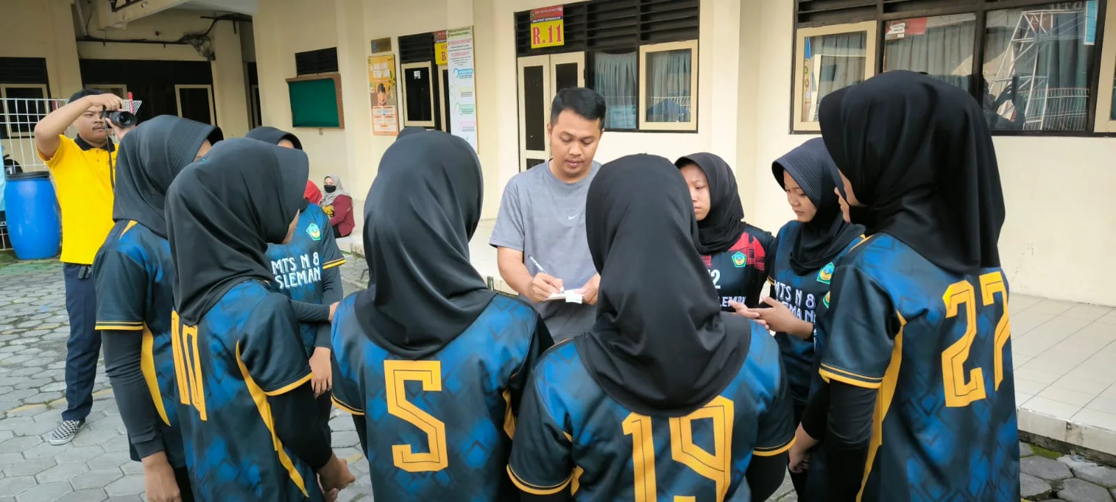 Strategi Matang Pelatih Tim Voli Putri MTsN 8 Sleman Perebutkan Juara 3