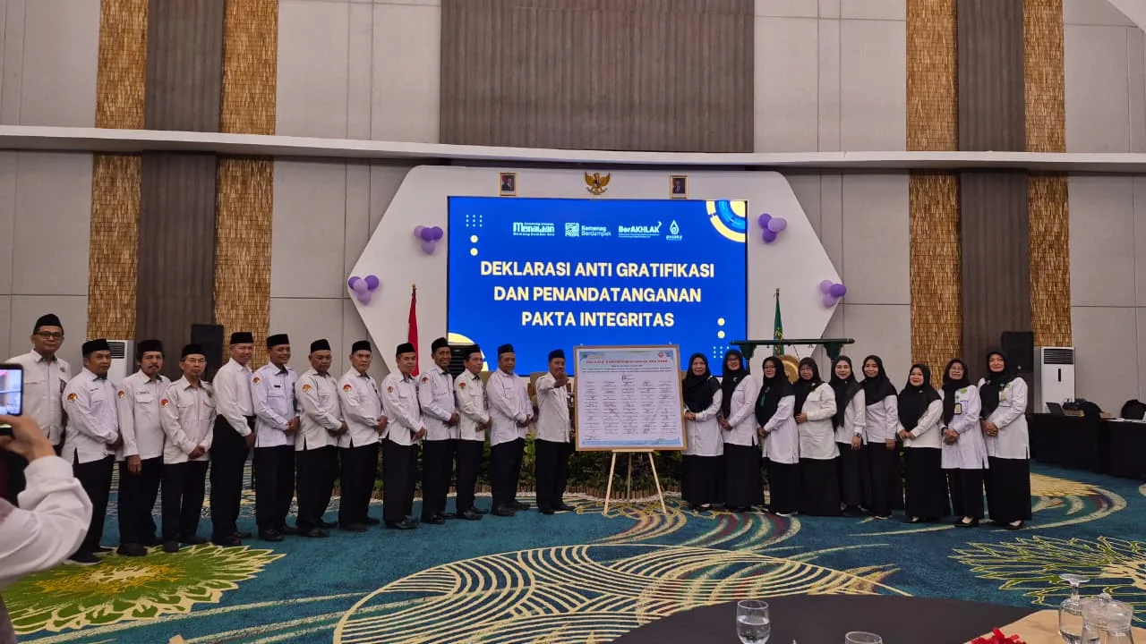Raker Kemenag Sleman, Kamad dan Ka TU MTsN 9 Sleman Abadikan Momen Foto Bersama