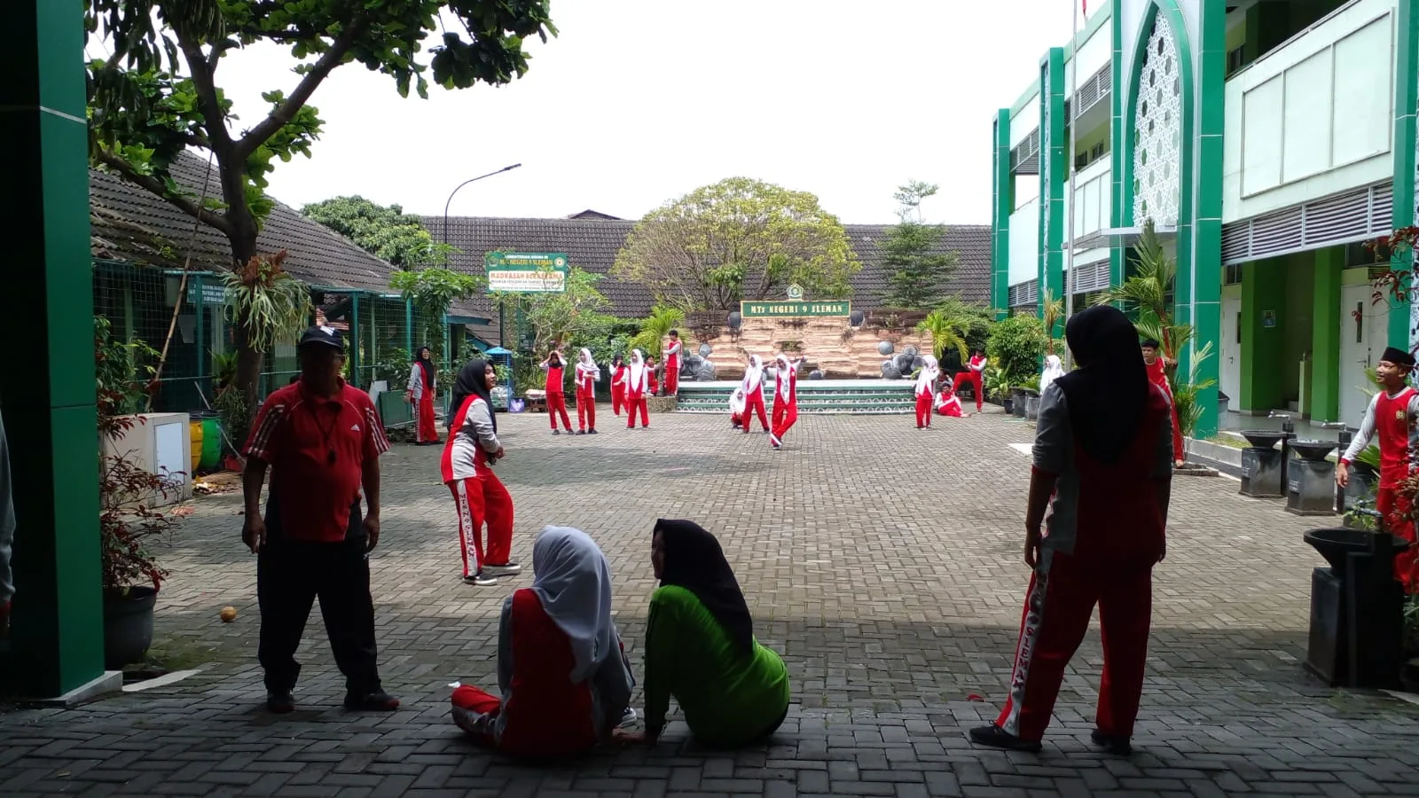 Semangat dan Kebersamaan Warnai Olahraga Kasti Kelas 8A MTsN 9 Sleman