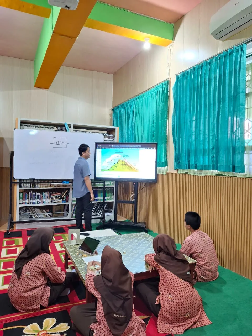 Matangkan Strategi Juara, Tim Geografi MAN 2 Sleman Gelar Bimbingan Intensif OSN-K di Perpustakaan Bahrul Ilmi
