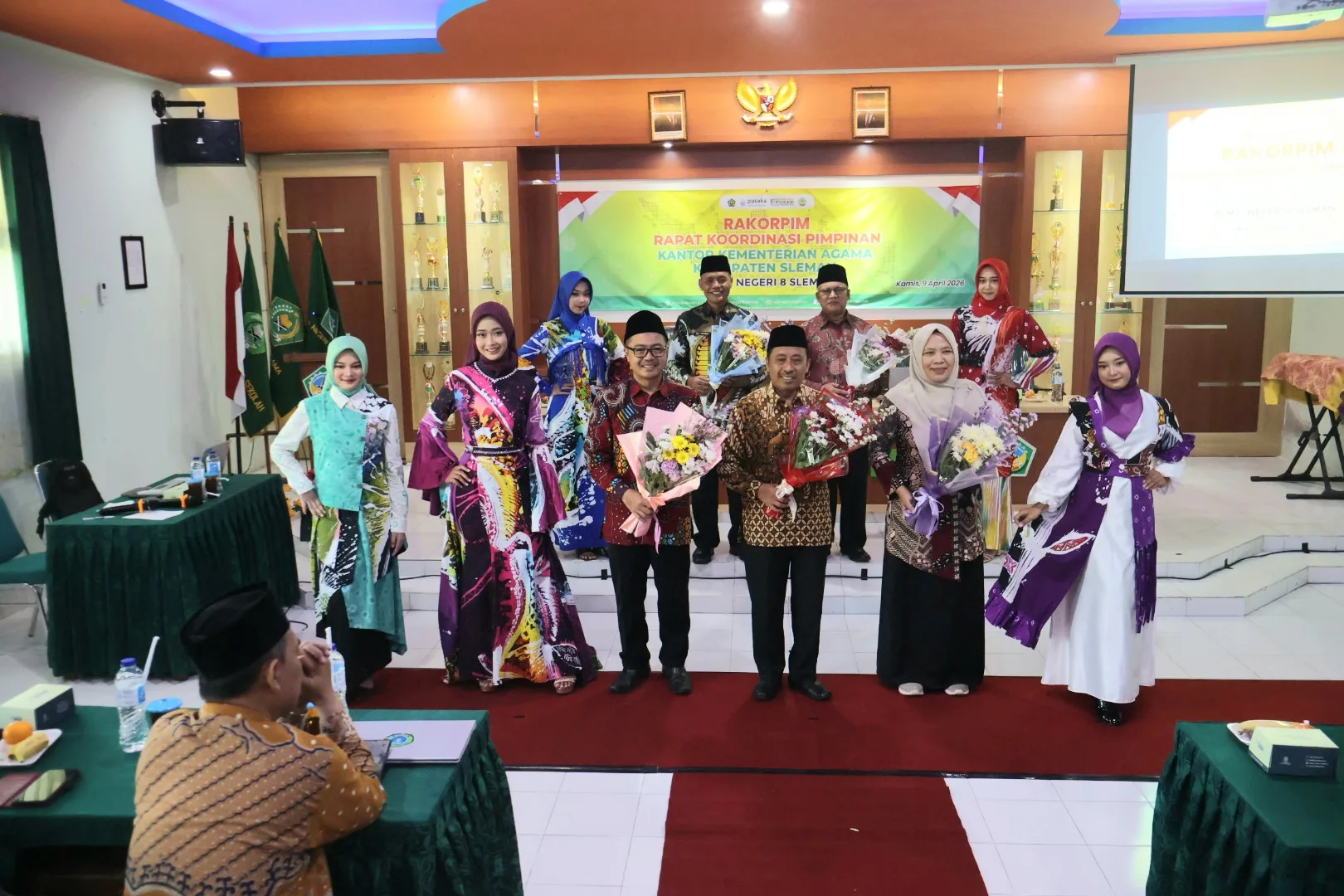 Tim Fashion Show MTsN 8 Sleman Curi Perhatian di RAKORPIM dengan Batik Ciprat Karya Siswa