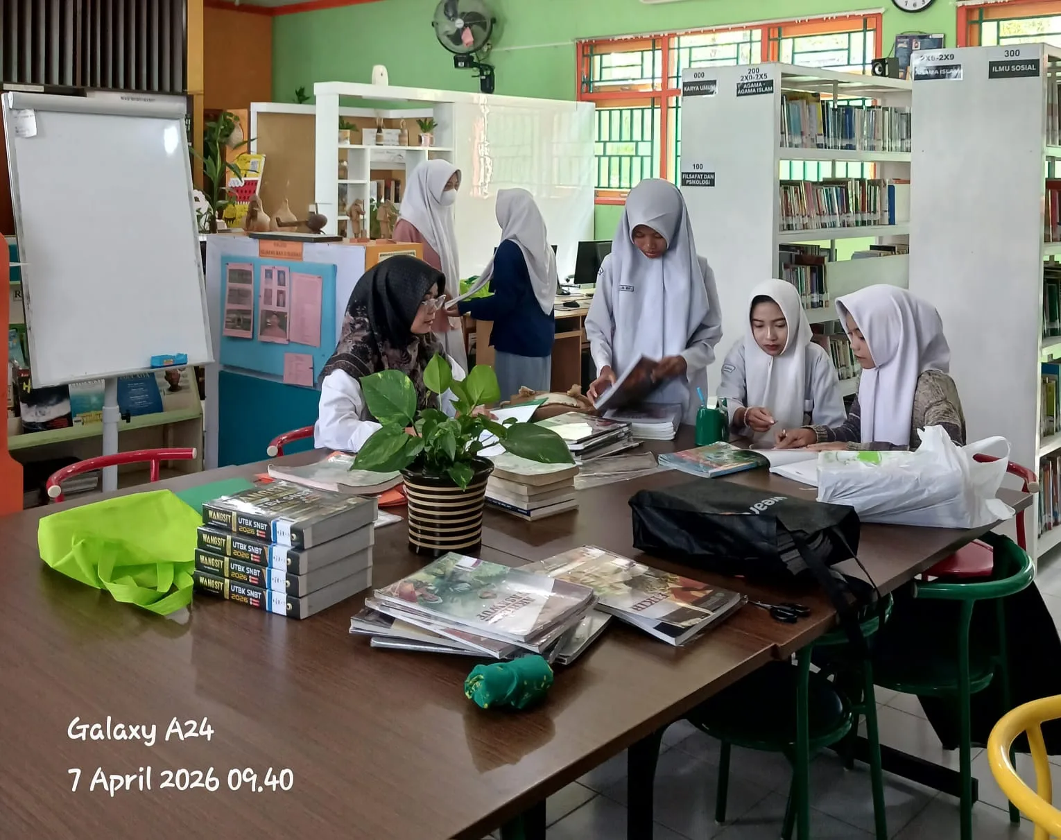 Persiapan Kelulusan: Siswa Kelas XII MAN 5 Sleman Mulai Kembalikan Buku Paket ke Perpustakaan Amarta