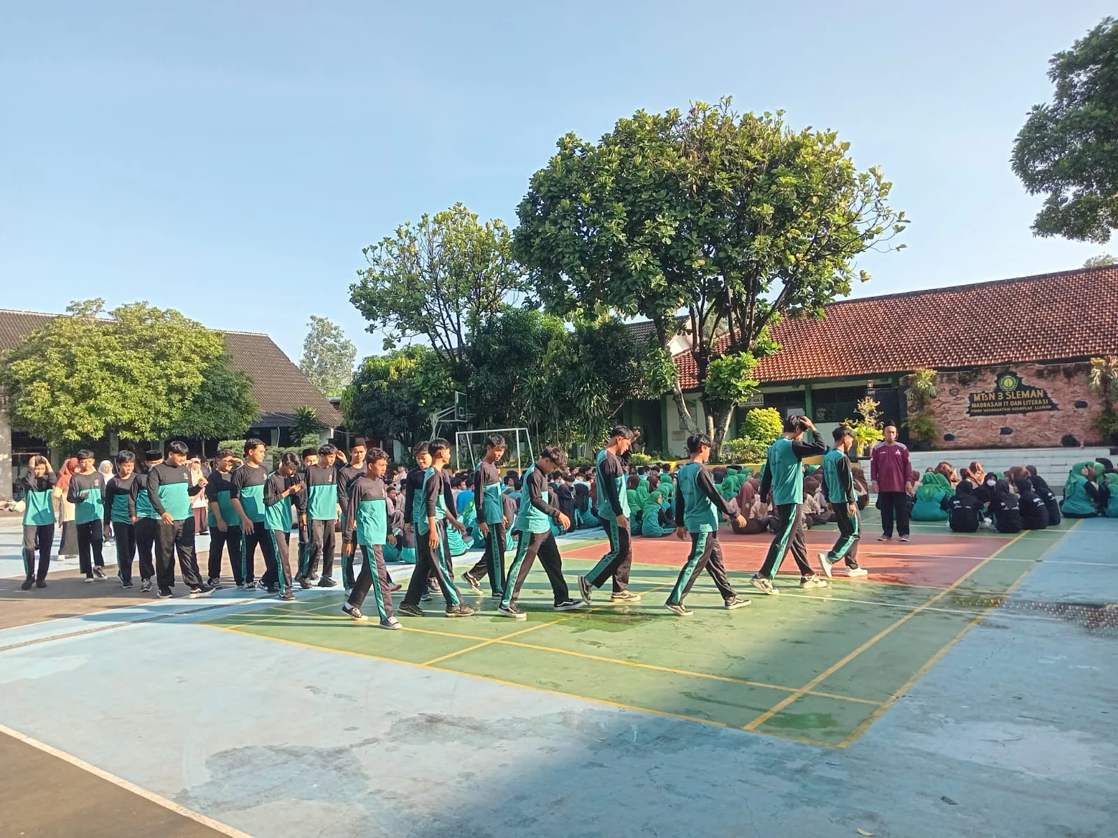 Jaga Fisik dan Mental, Program Jumat Hebat MTs N 3 Sleman Gelar Jalan Sehat
