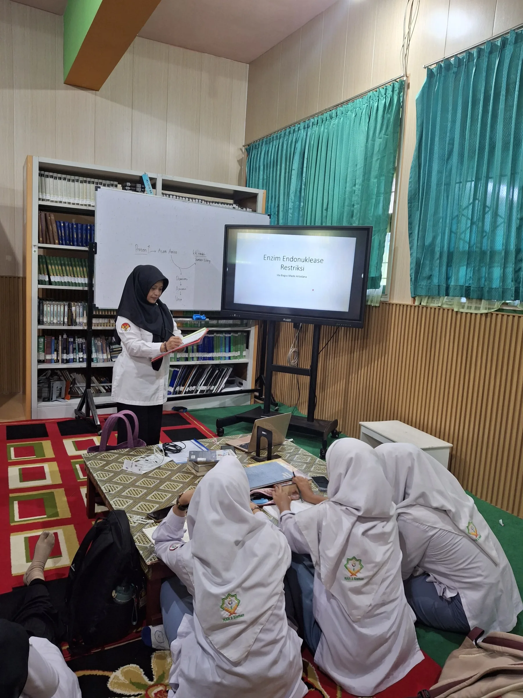 Mengupas Enzim Restriksi di Perpustakaan: Ekstra Biologi MAN 2 Sleman Makin Seru dan Mendalam