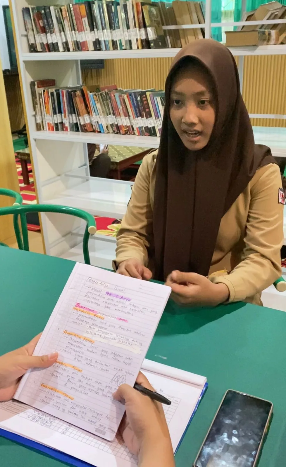 Ujian Lisan Sosiologi di Perpustakaan MAN 2 Sleman: Siswa Kelas X Dalami Materi Pengendalian Sosial