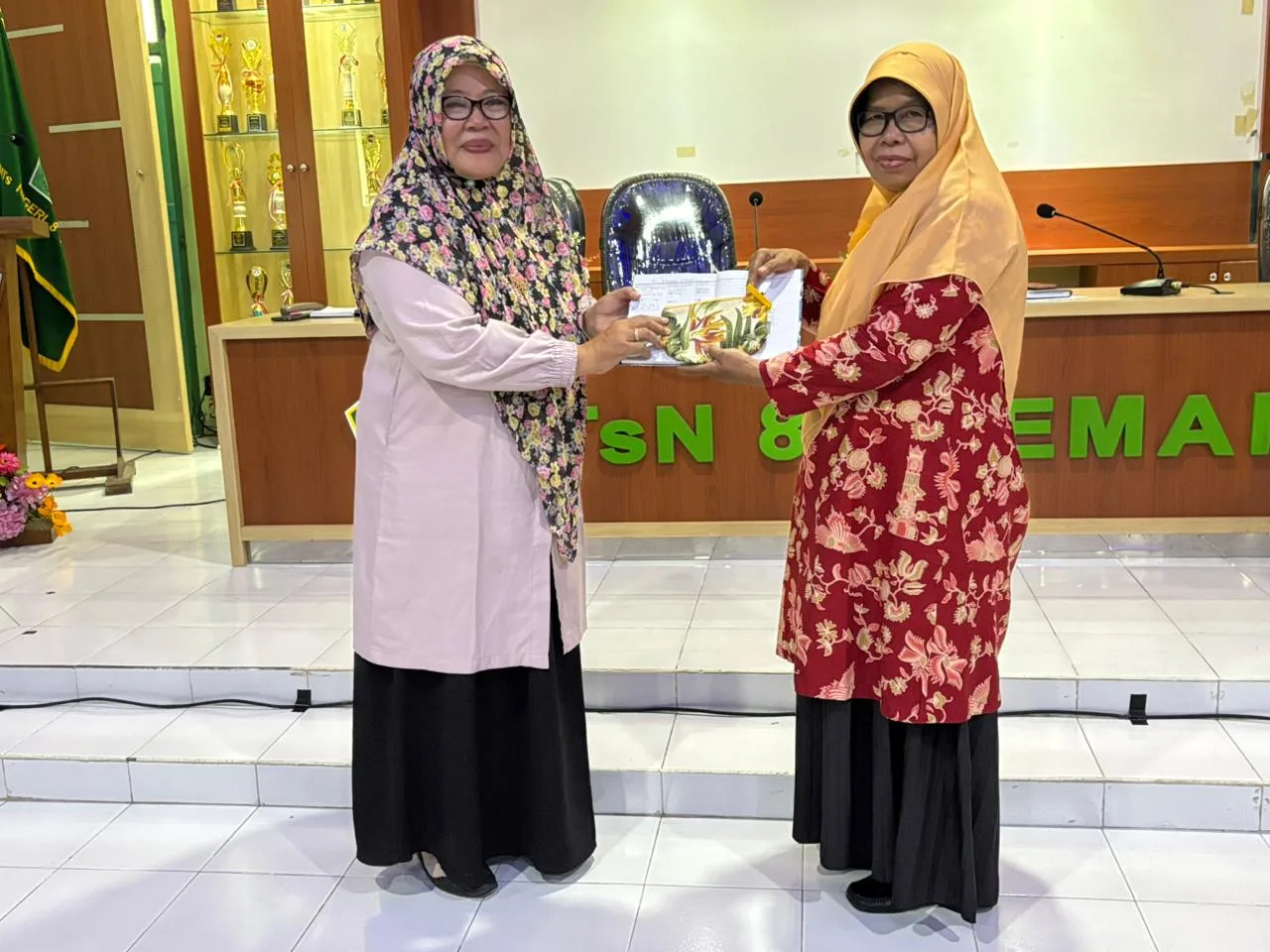 Jelang Purna Tugas, Dra. Hj. Siti Nursafangatun Serah Jabatan Dharma Wanita MTsN 8 Sleman dengan Haru