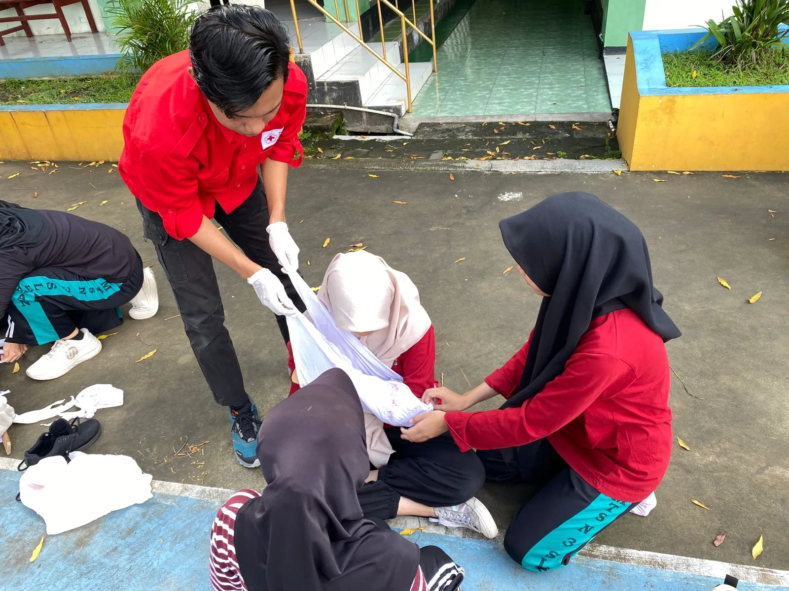 Tingkatkan Kesiapsiagaan Medis, PMR MTsN 3 Sleman Dalami Teknik Pembidaian