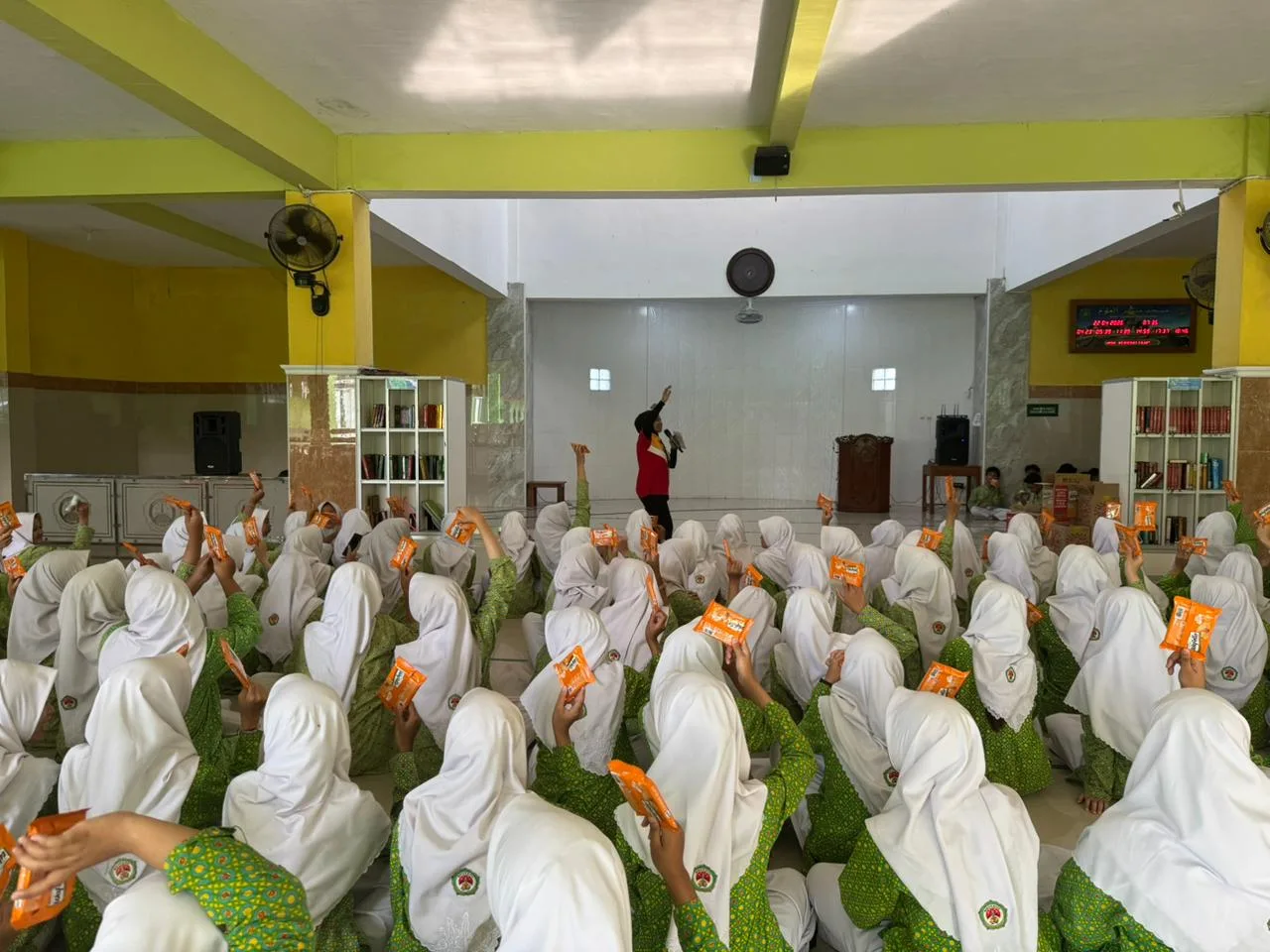 Mayora Bagikan Ratusan Snack Gratis untuk Siswa MAN 3 Sleman