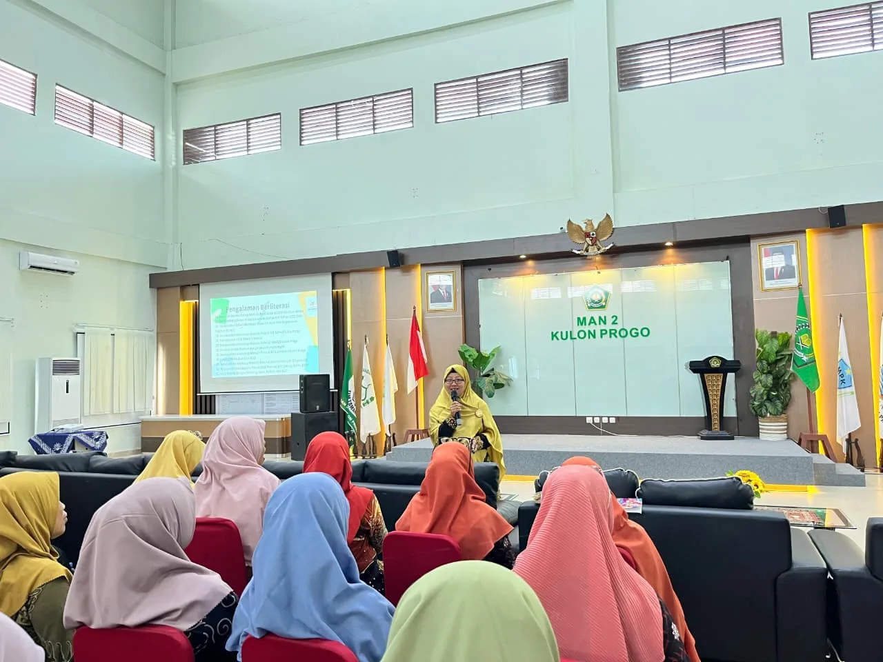 Asah Literasi, Pustakawan MAN 3 Sleman Ikuti Workshop Penulisan dan Launching Aksara Cinta Ramadhan