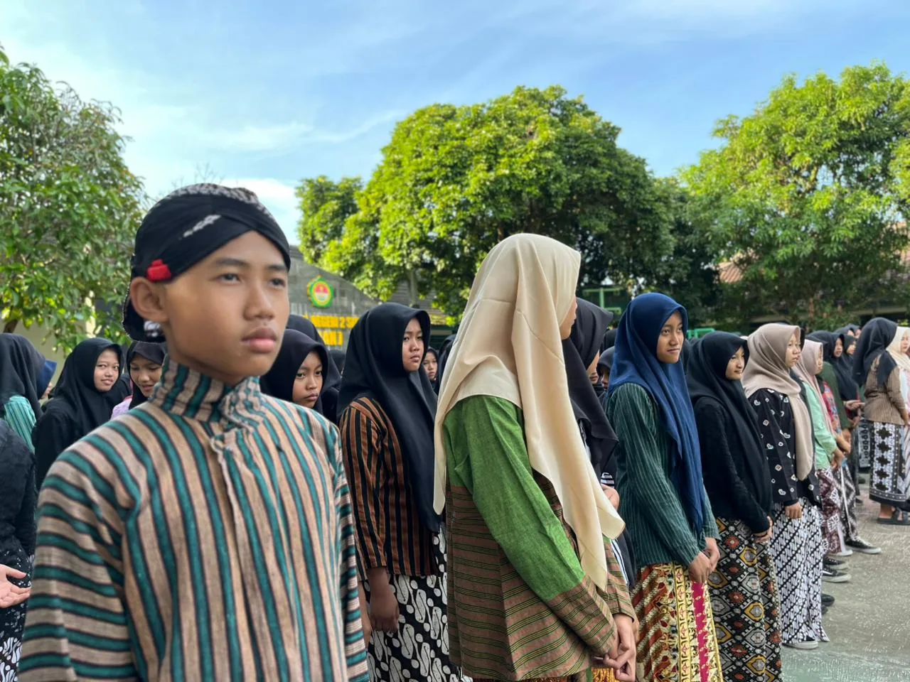 Semangat Kartini Menggema di MTsN 2 Sleman: Warga Madrasah Tampil Anggun dalam Balutan Adat Jawa