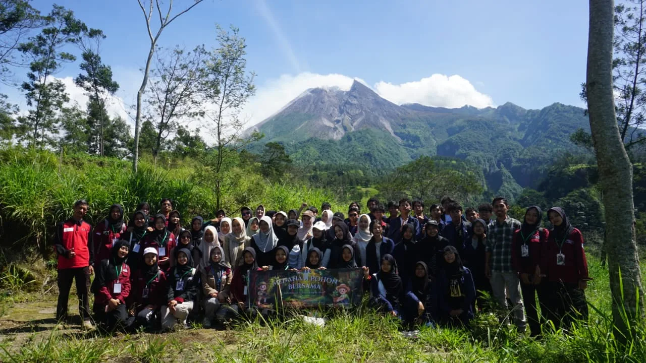 Sinergi PALAMAGA, JURMA, dan PHC MAN 3 Sleman dalam Aksi “Plant for The Future” di Lereng Merapi