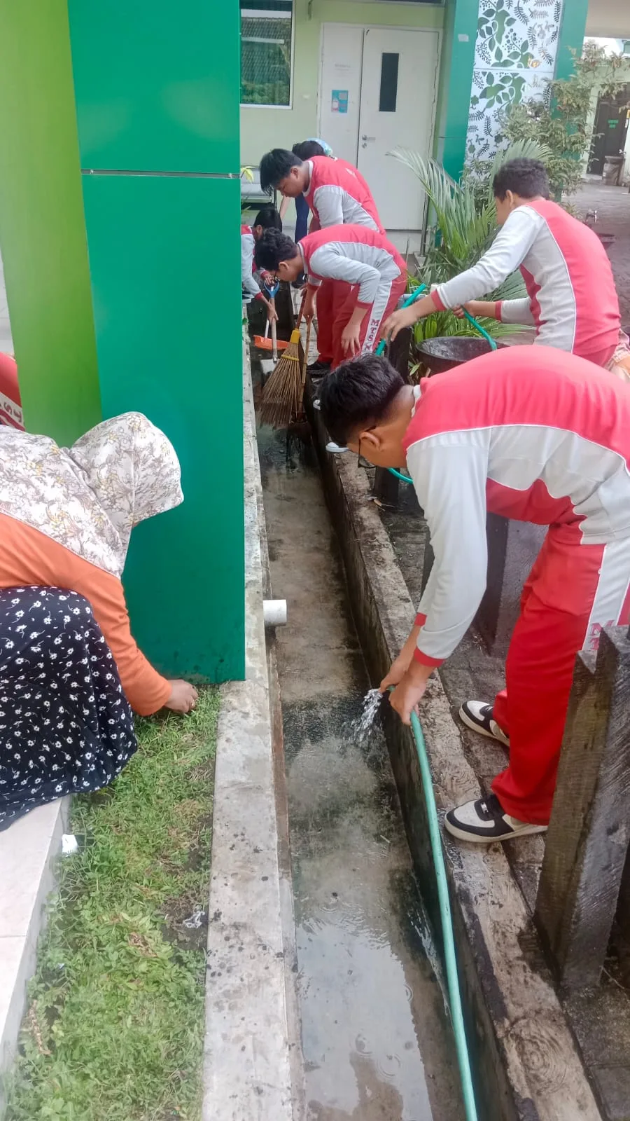 Siswa Kelas VIII MTsN 9 Sleman Laksanakan Kegiatan Jumat Bersih