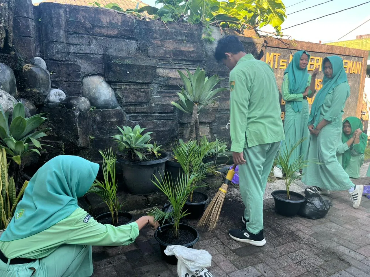 Tanam Hari Ini, Hijau Esok Nanti: Aksi Inspiratif MTsN 2 Sleman