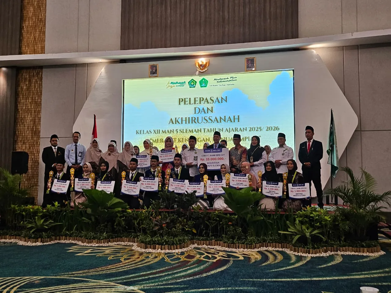 Apresiasi Generasi Emas: MAN 5 Sleman Beri Penghargaan Tertinggi bagi Siswa Berprestasi di Acara Pelepasan