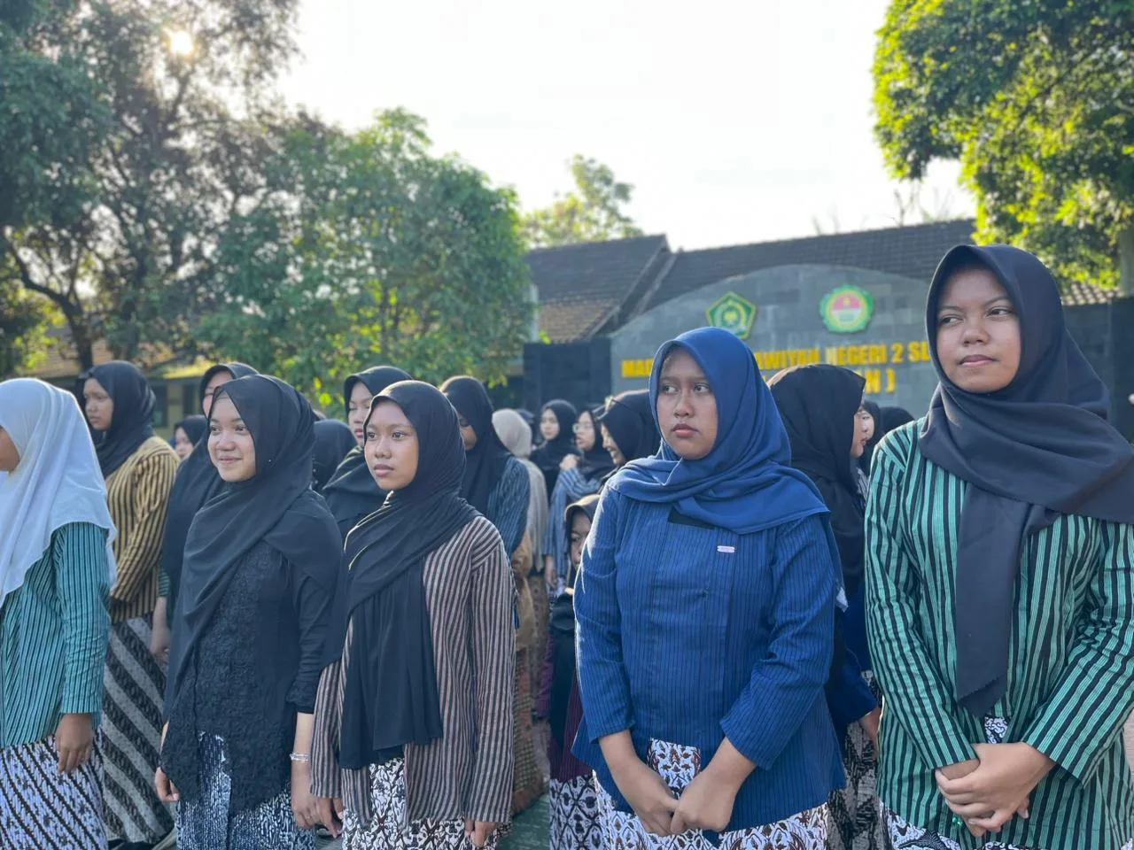 Berkebaya Lurik, Kepala MTsN 2 Sleman Pimpin Upacara Hardiknas 2026 Penuh Makna