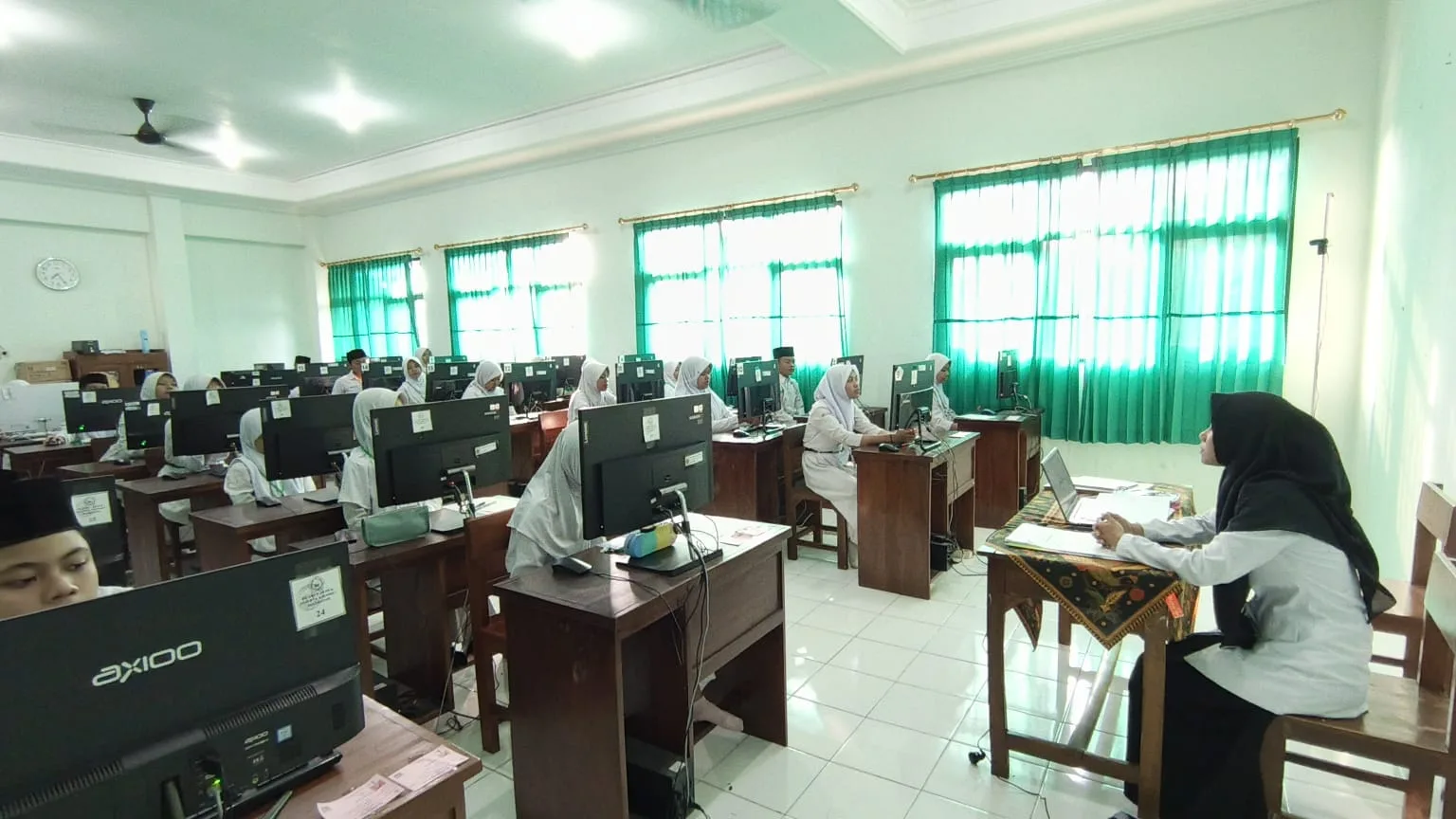 “Dari Doa Menuju Prestasi: Siswa MIN 1 Sleman Jalani TKAD dengan Penuh Semangat”