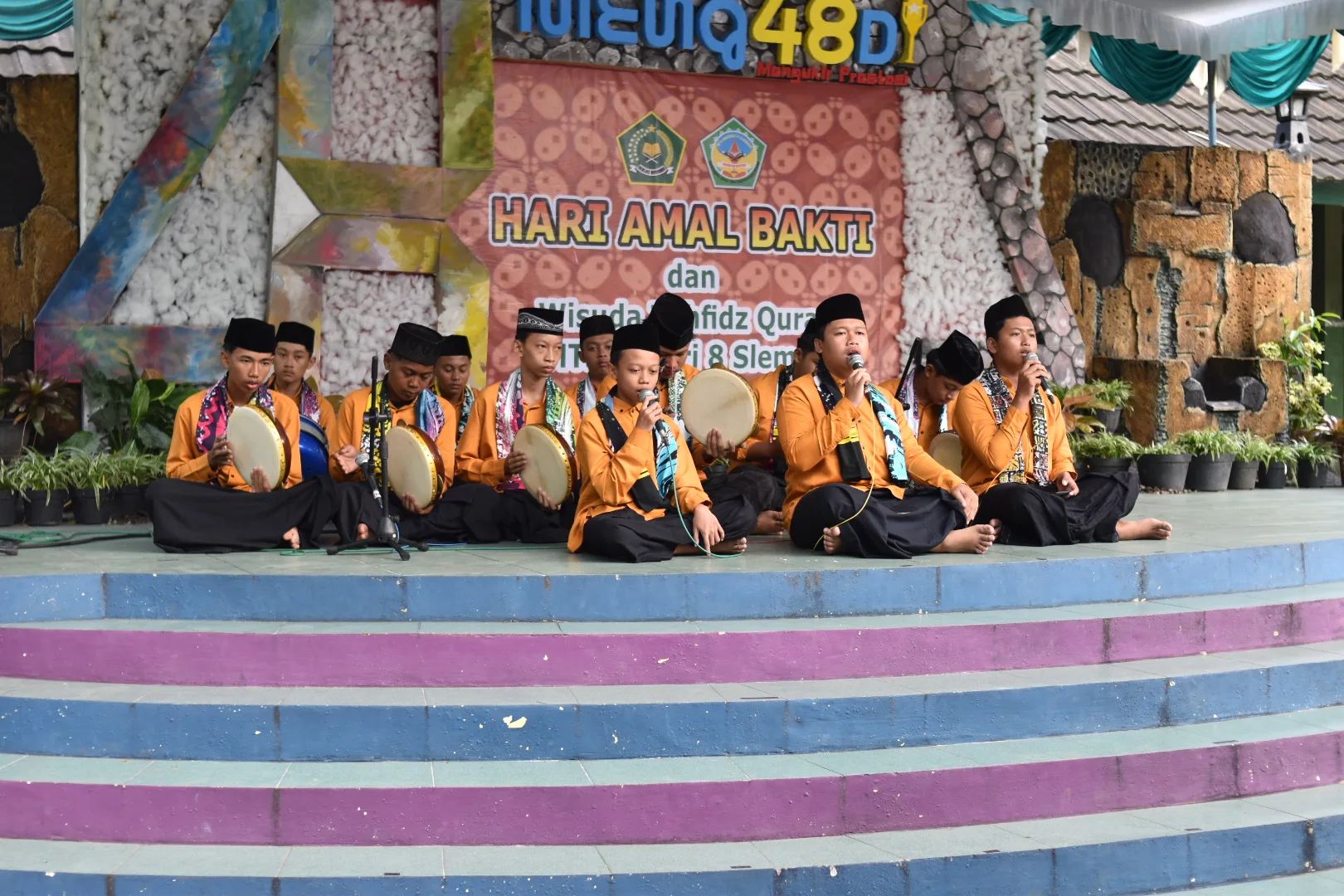 Hadroh Darul Musthofa MTsN 8 Sleman Hanyutkan Suasana Puncak HAB ke-48