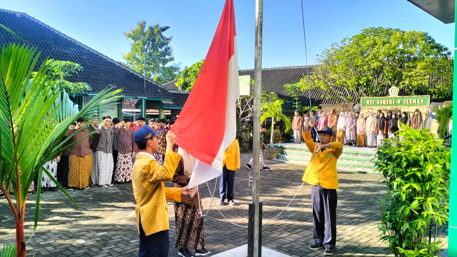 MTsN 9 Sleman Gelar Upacara Hardiknas 2026, Siswa Tetap Antusias di Tengah Libur Sekolah