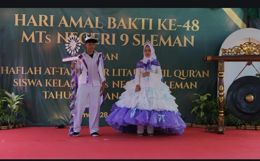 MTsN 9 Sleman Tampilkan “Trashion Show” Meriahkan HAB ke-48 dan Haflah At-Tasyakur Li Tahfidzil Qur’an