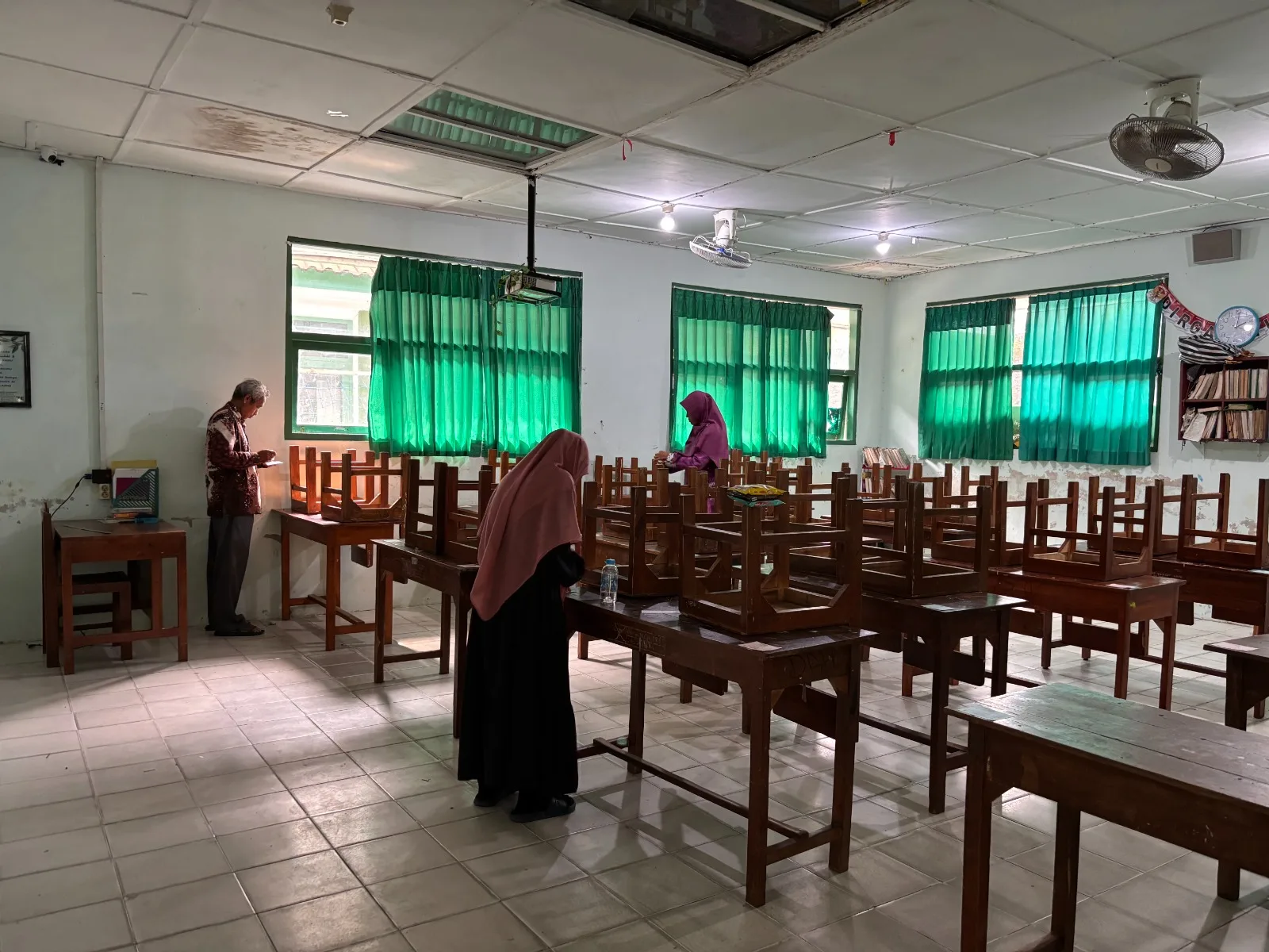 Panitia ASTS dan AM MTsN 8 Sleman Siapkan Ruang Ujian Secara Maksimal