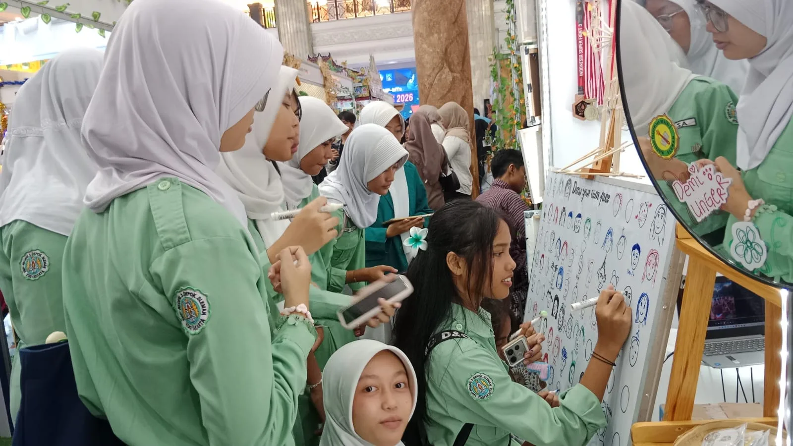 Pengunjung Antusias mencoba Pengalaman “Draw Your Own Face” MTsN 3 Sleman di Pameran Pendidikan JISS 2026