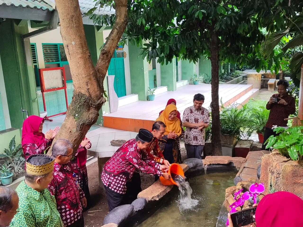 Wujudkan Ekoteologi, Raker MAN 3 Sleman Diwarnai Aksi Tebar Benih Ikan