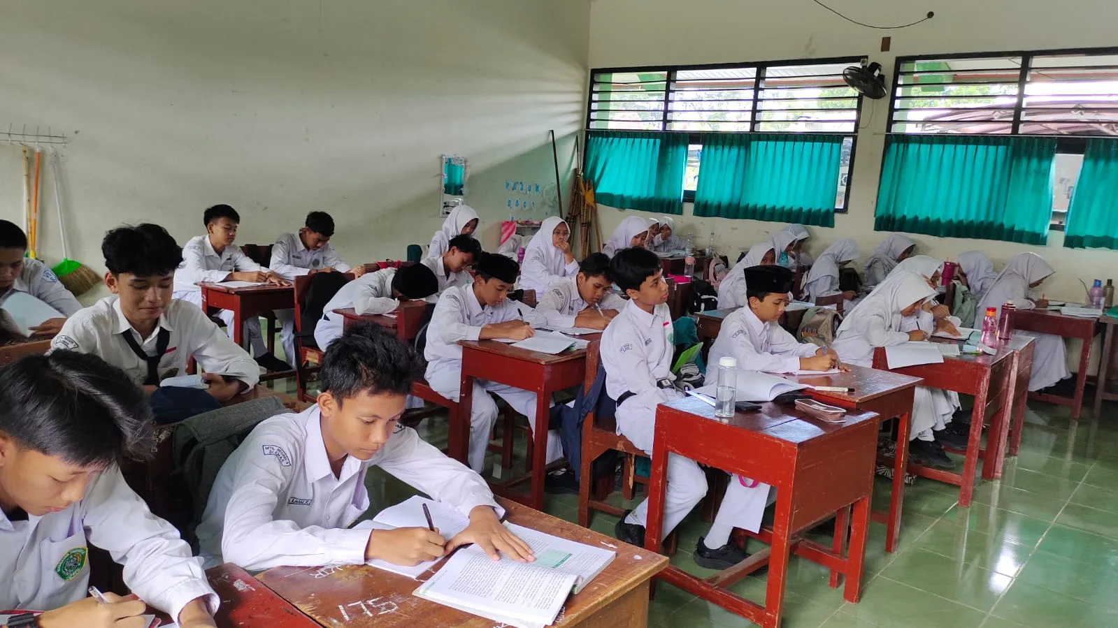Giatkan Literasi, Murid Kelas VII MTs N 3 Sleman Tulis Puisi untuk Kanwil Kemenag DIY