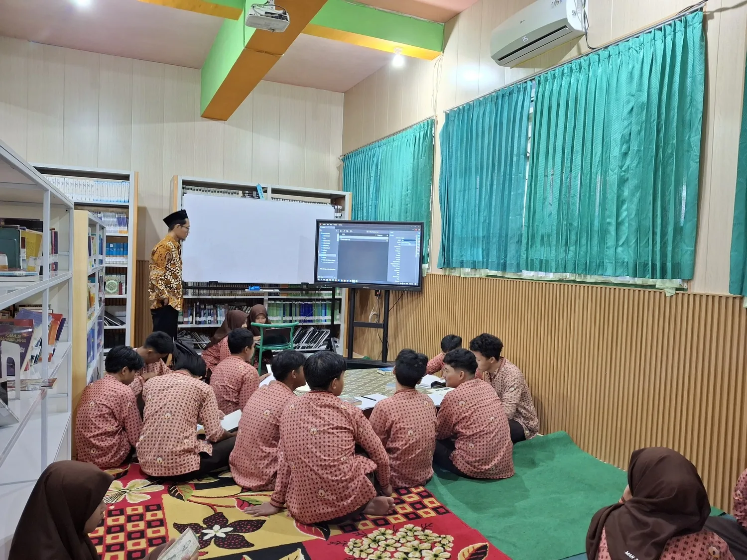 Guru Riset Ajak Siswa XF Belajar Manajemen Referensi melalui Koleksi Buku Perpustakaan Bahrul Ilmi MAN 2 Sleman