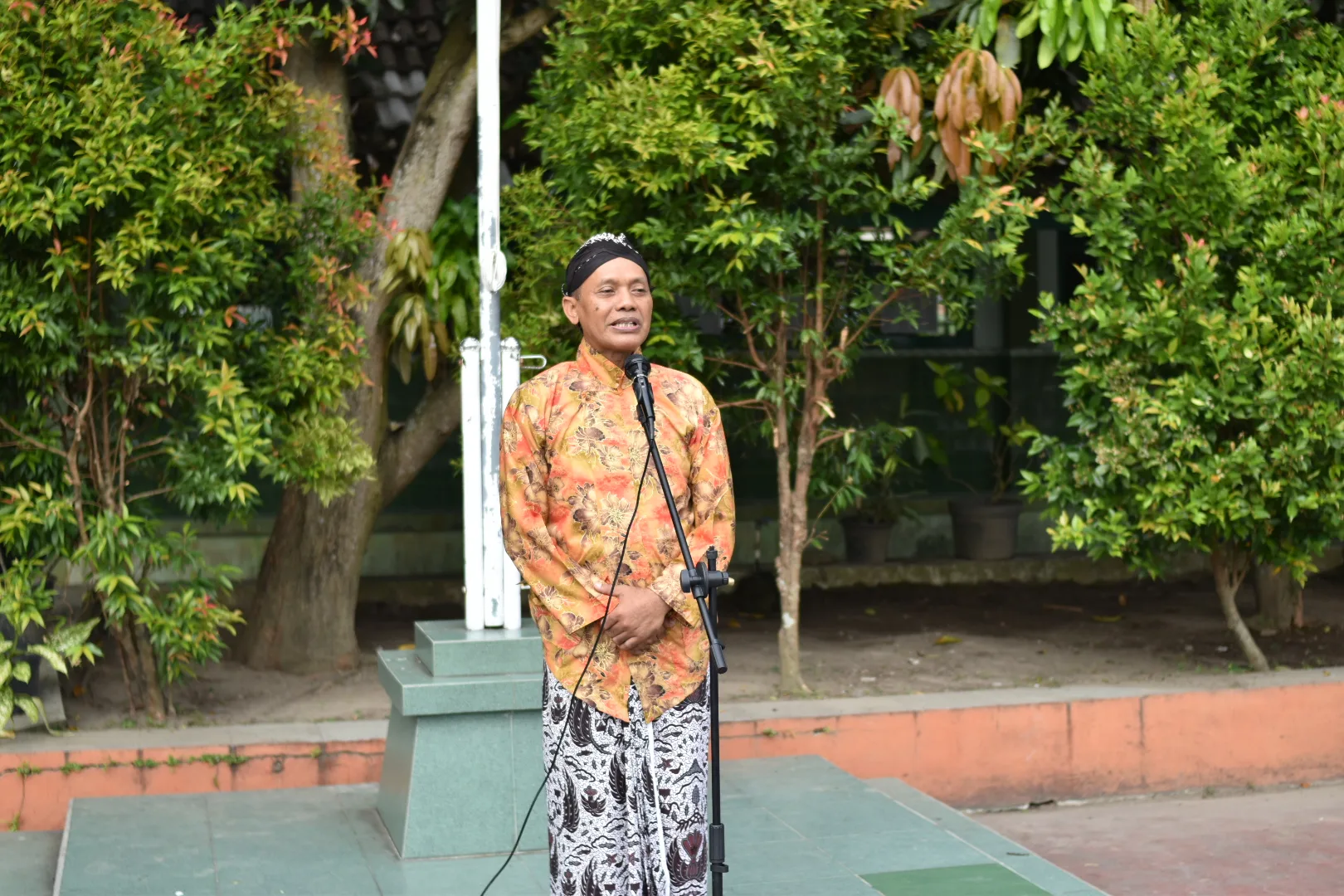 Kepala MTsN 8 Sleman Resmi Buka Karnaval HAB ke-48 Bertema Batik