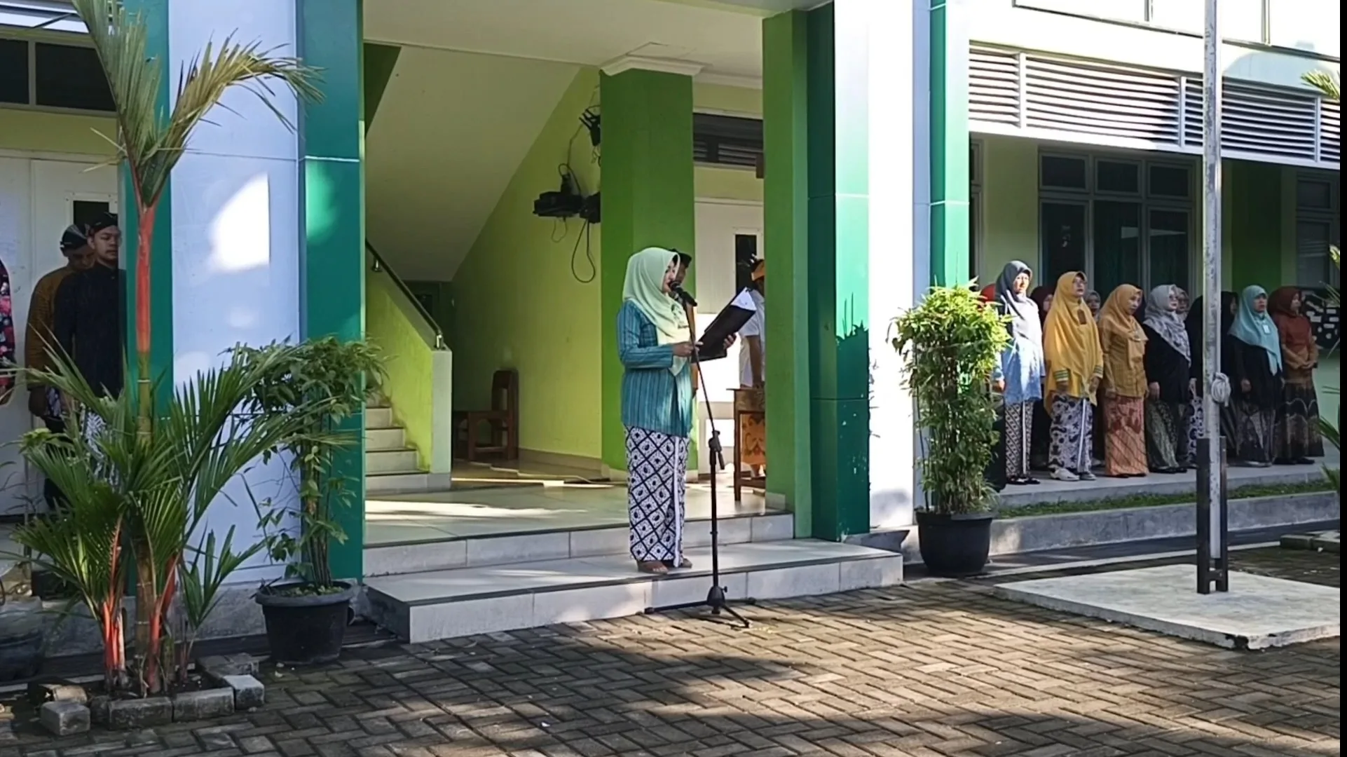 Kepala MTsN 9 Sleman Bacakan Pidato Mendikdasmen pada Upacara Hardiknas 2026