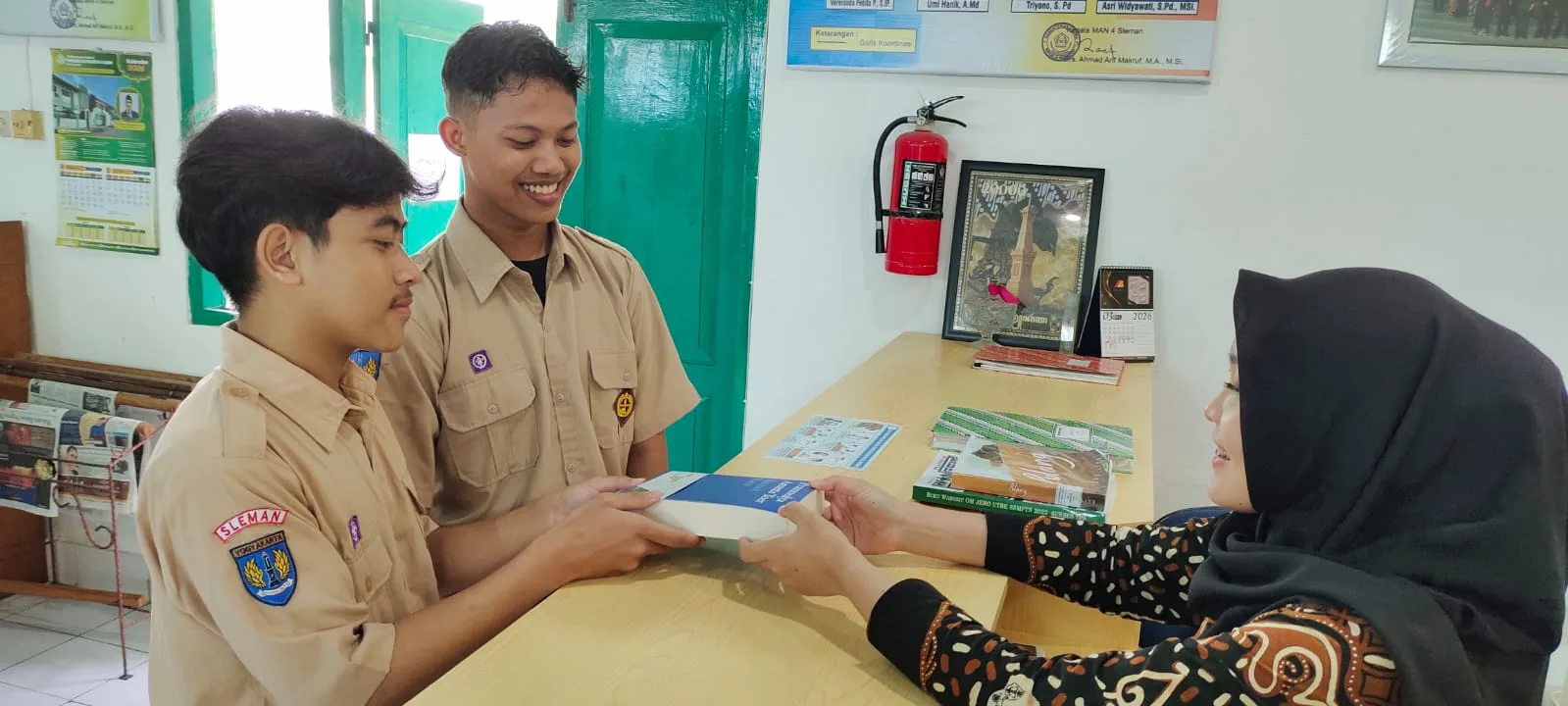 Rayakan Kelulusan Siswa Kelas XII Hibah Buku Untuk Perpustakaan Baitul Hikmah