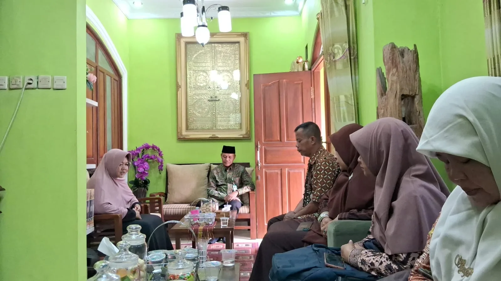 Silaturahmi Penuh Makna, MTsN 8 Sleman Doakan Kepala TU Menjalankan Tugas Haji