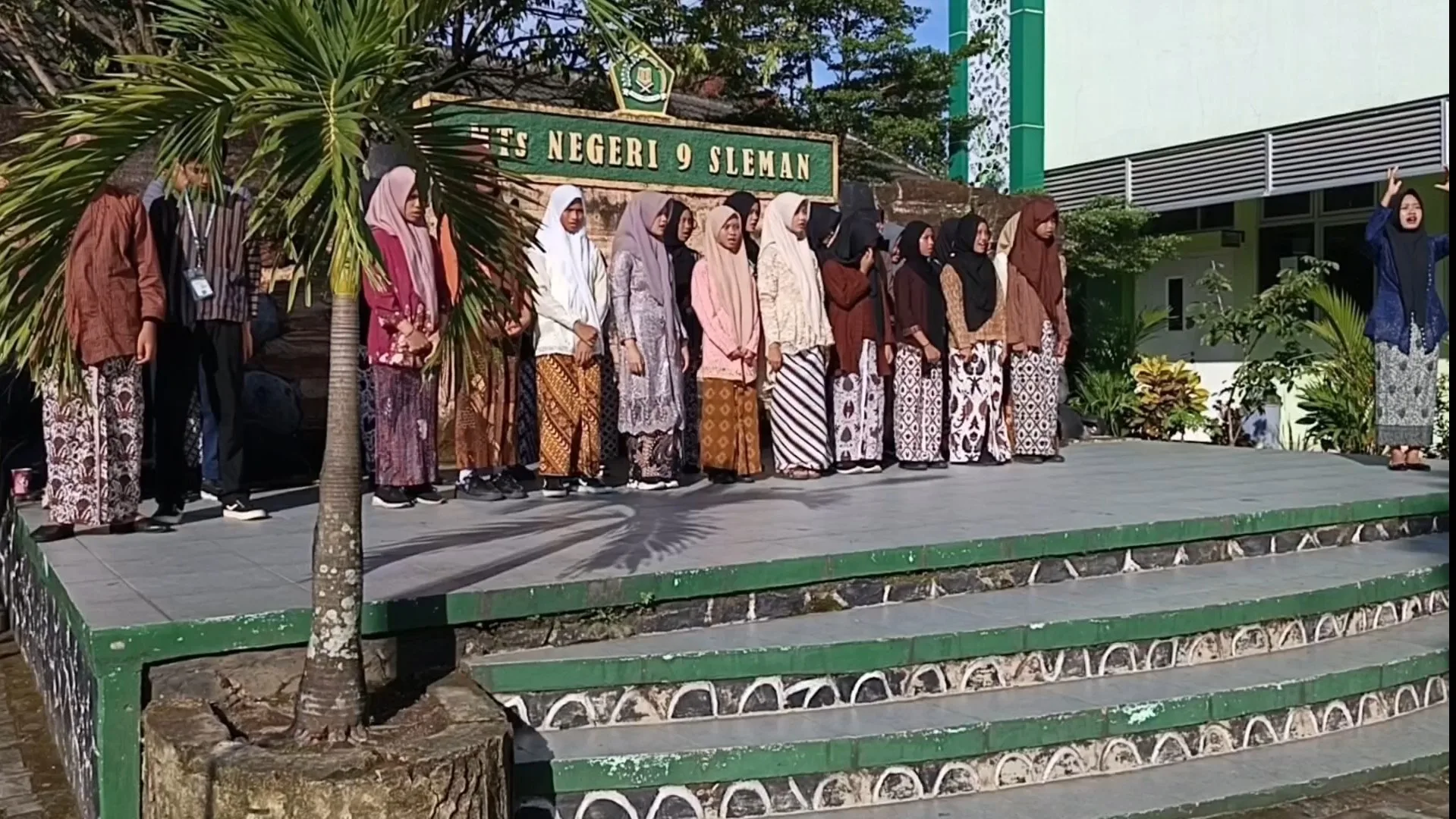 Siswa MTsN 9 Sleman Dendangkan Lagu “Rukun Sama Teman” pada Upacara Hardiknas 2026