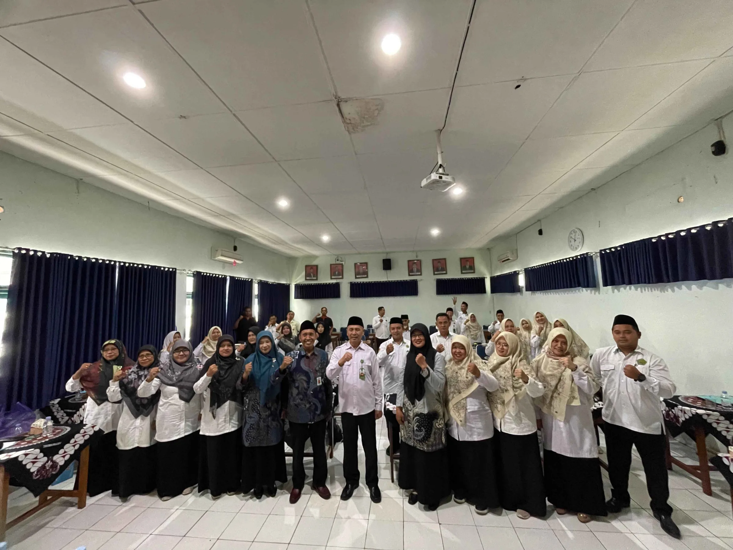 Keluarga Besar MTsN 4 Sleman Antar Kepala Tata Usaha Menuju Tempat Tugas Baru