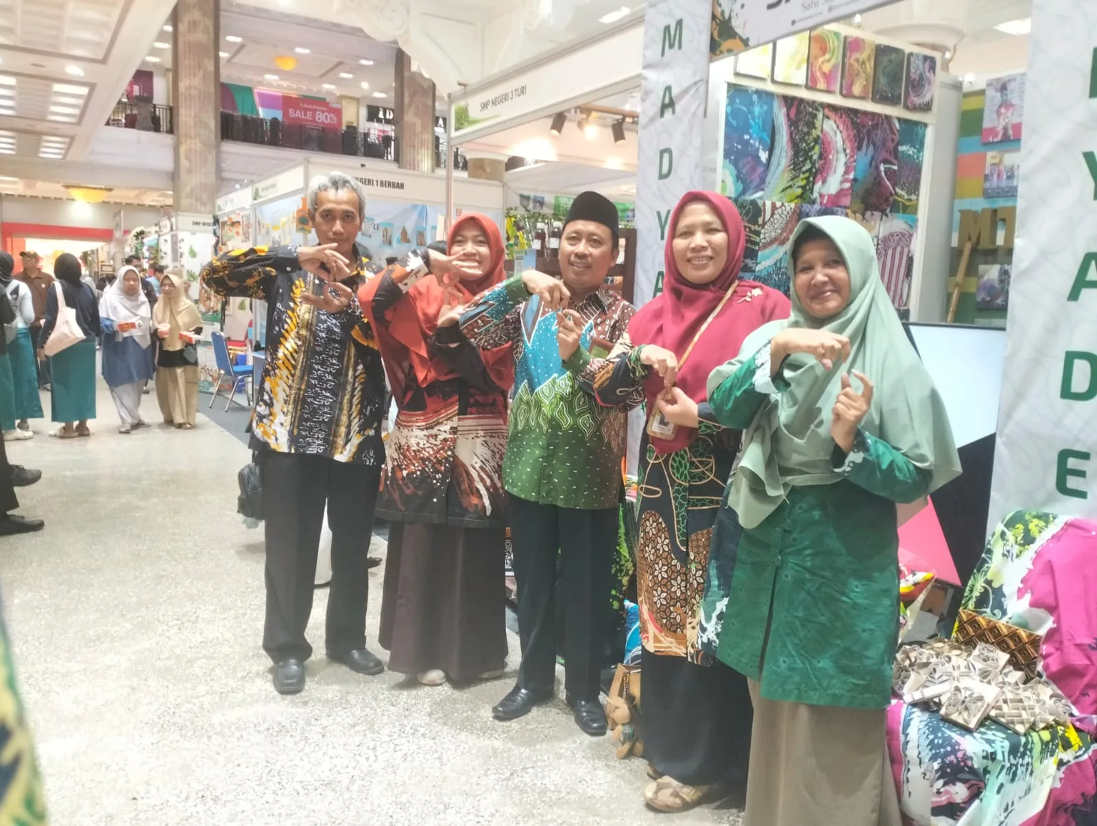 Kepala Kankemenag Sleman Apresiasi Batik Ciprat Karya Siswa MTsN 8 Sleman di JISS