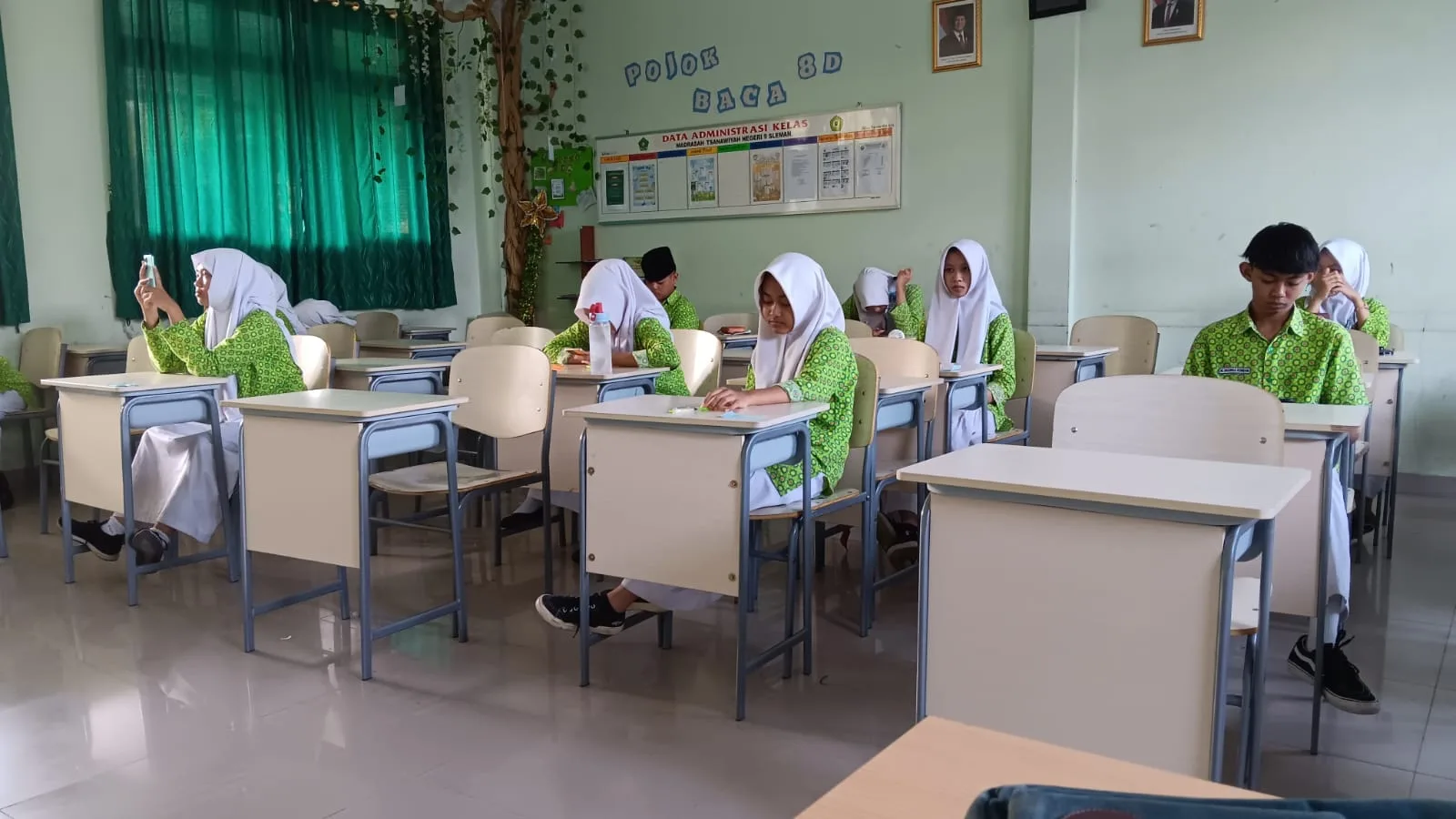 Siswa Kelas IX MTsN 9 Sleman Laksanakan Ujian Madrasah Hari Kedua