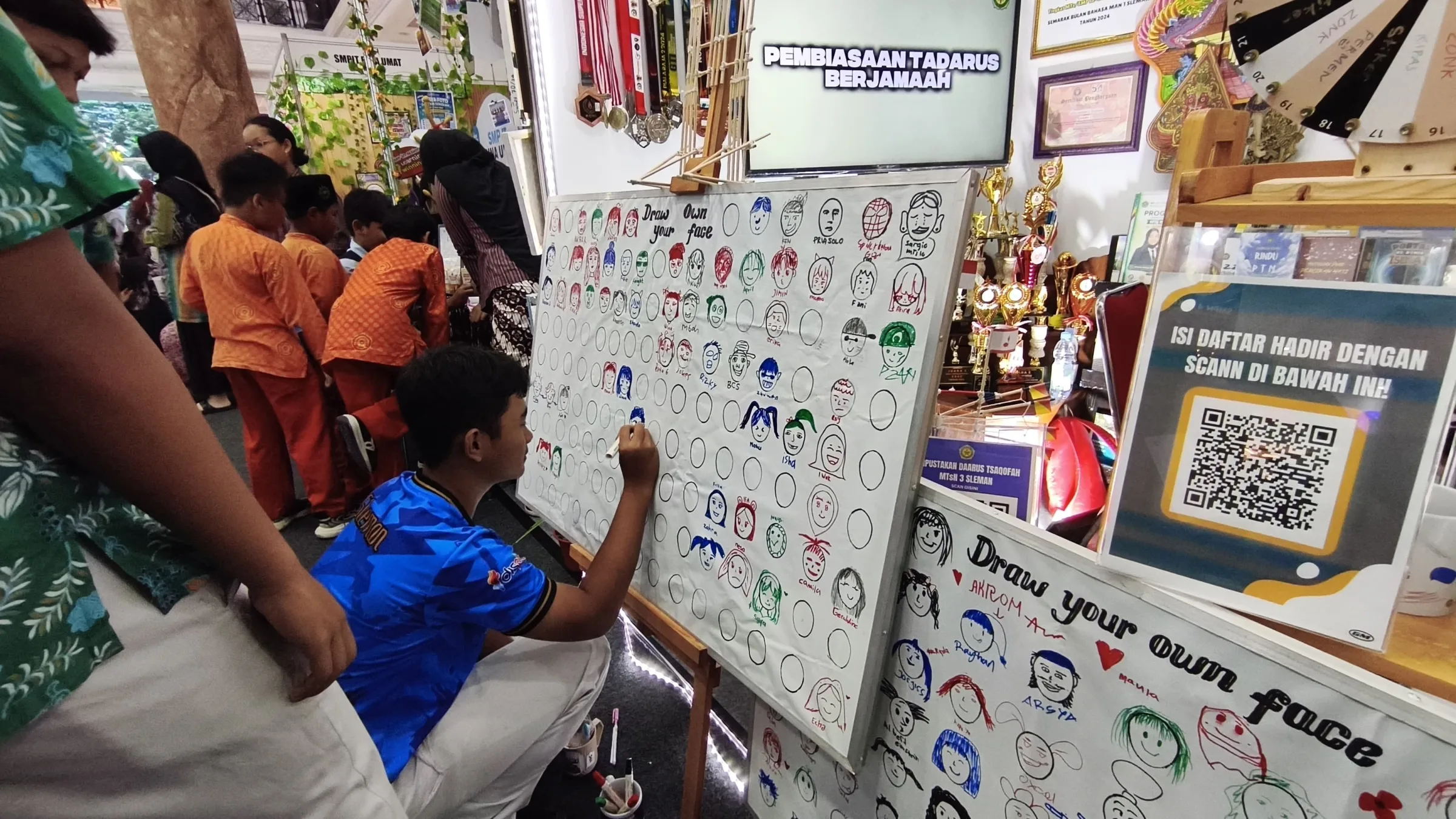 Antusias Pengunjung MTs Negeri 3 Sleman Hari Kedua Pameran JISS SCH dengan Game “Draw Your Own Face”