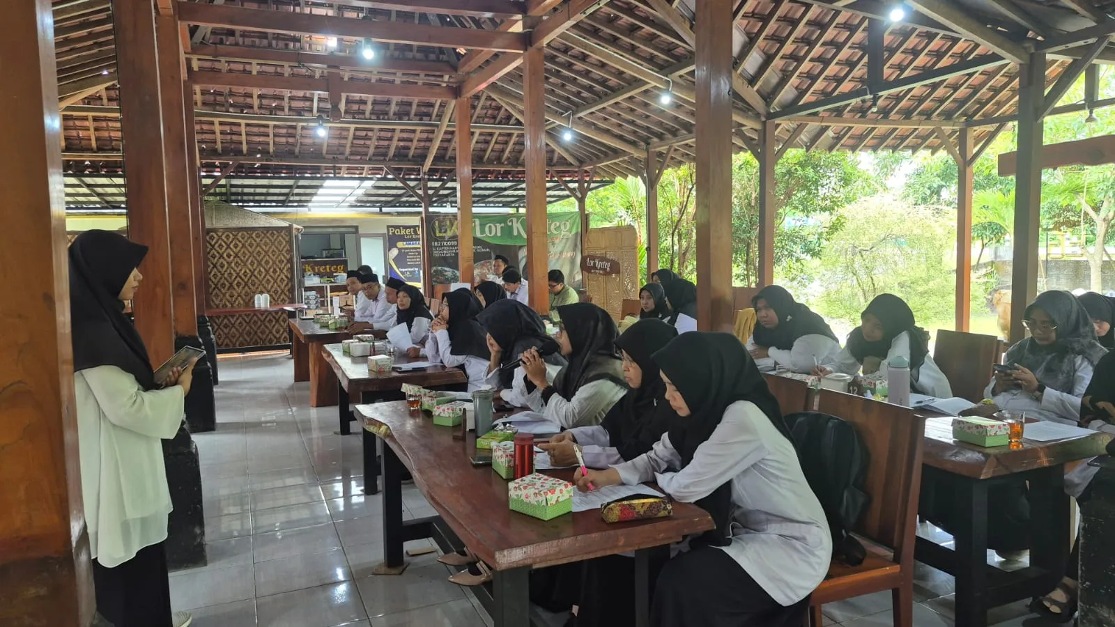 Guru Bahasa Inggris MTsN 8 Sleman Ikuti MGMP, Belajar Bangun Kerja Sama Internasional