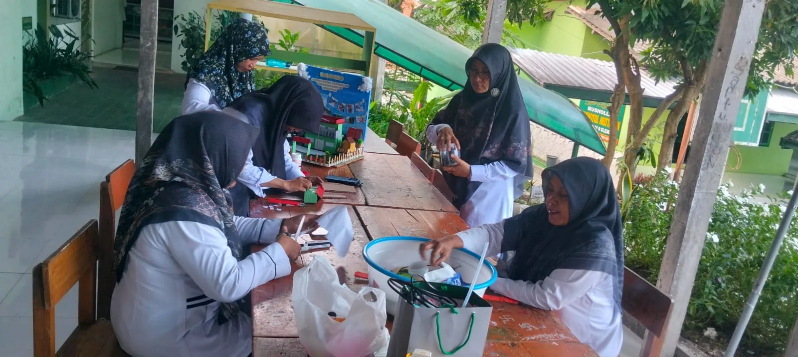 Guru dan Siswa MTsN 9 Sleman Bersinergi Membuat Miniatur Madrasah untuk Pameran JISS #2 di Sleman City Hall