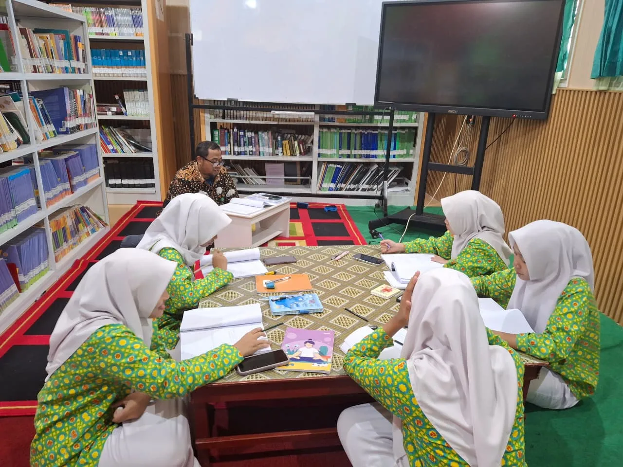 Perpustakaan Bahrul Ilmi MAN 2 Sleman Dimanfaatkan untuk Latihan Olimpiade Bahasa Arab