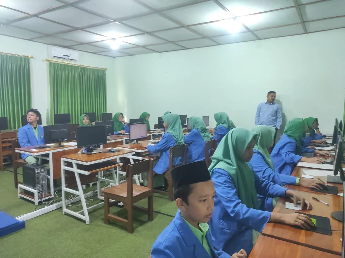 Tingkatkan Kesiapan Kompetisi, Siswa MTsN 2 Sleman Ikuti Simulasi O2SN di Lab Komputer