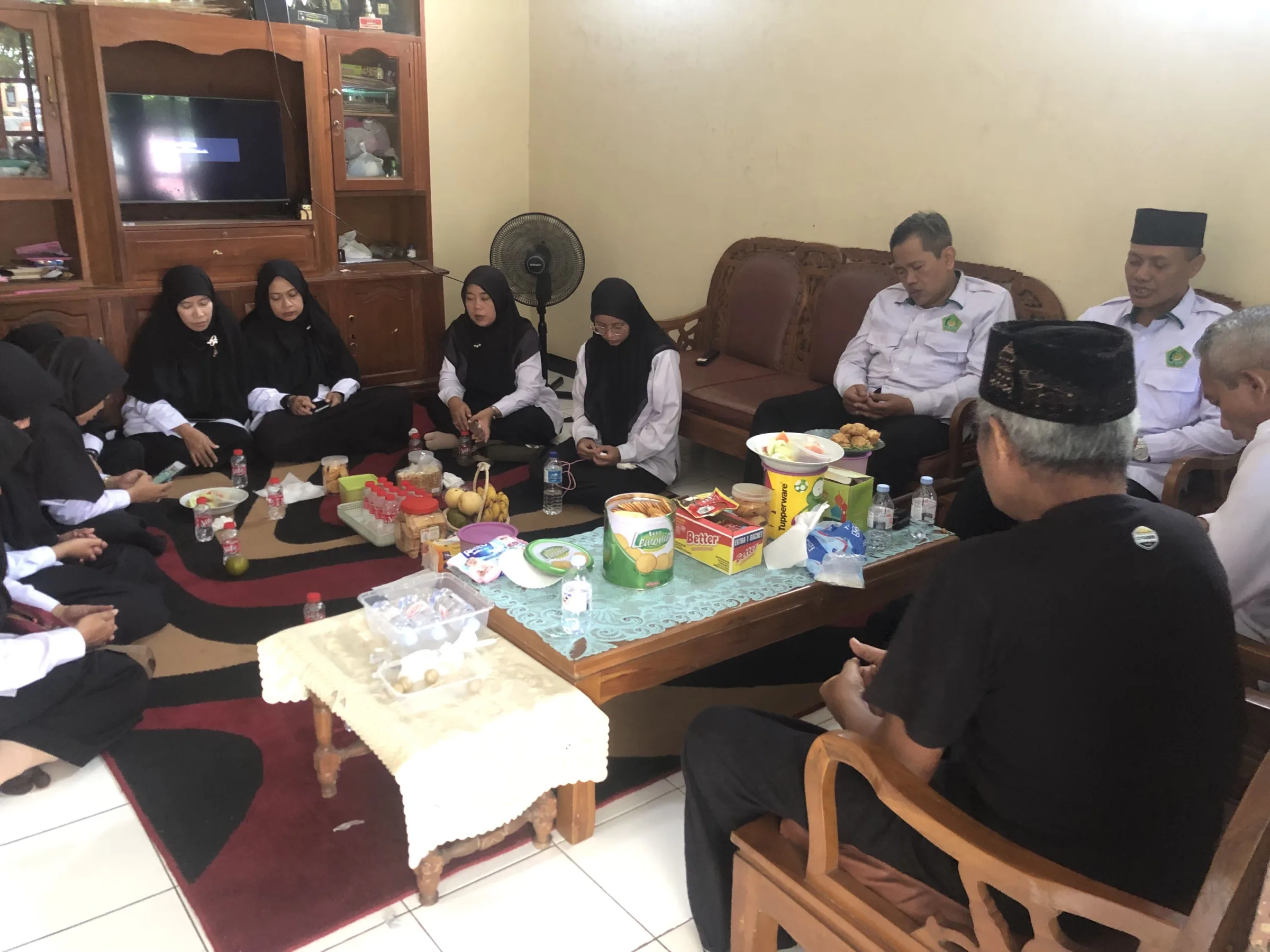 Guru dan Pegawai MTsN 8 Sleman Jenguk Keluarga Guru Bahasa Inggris