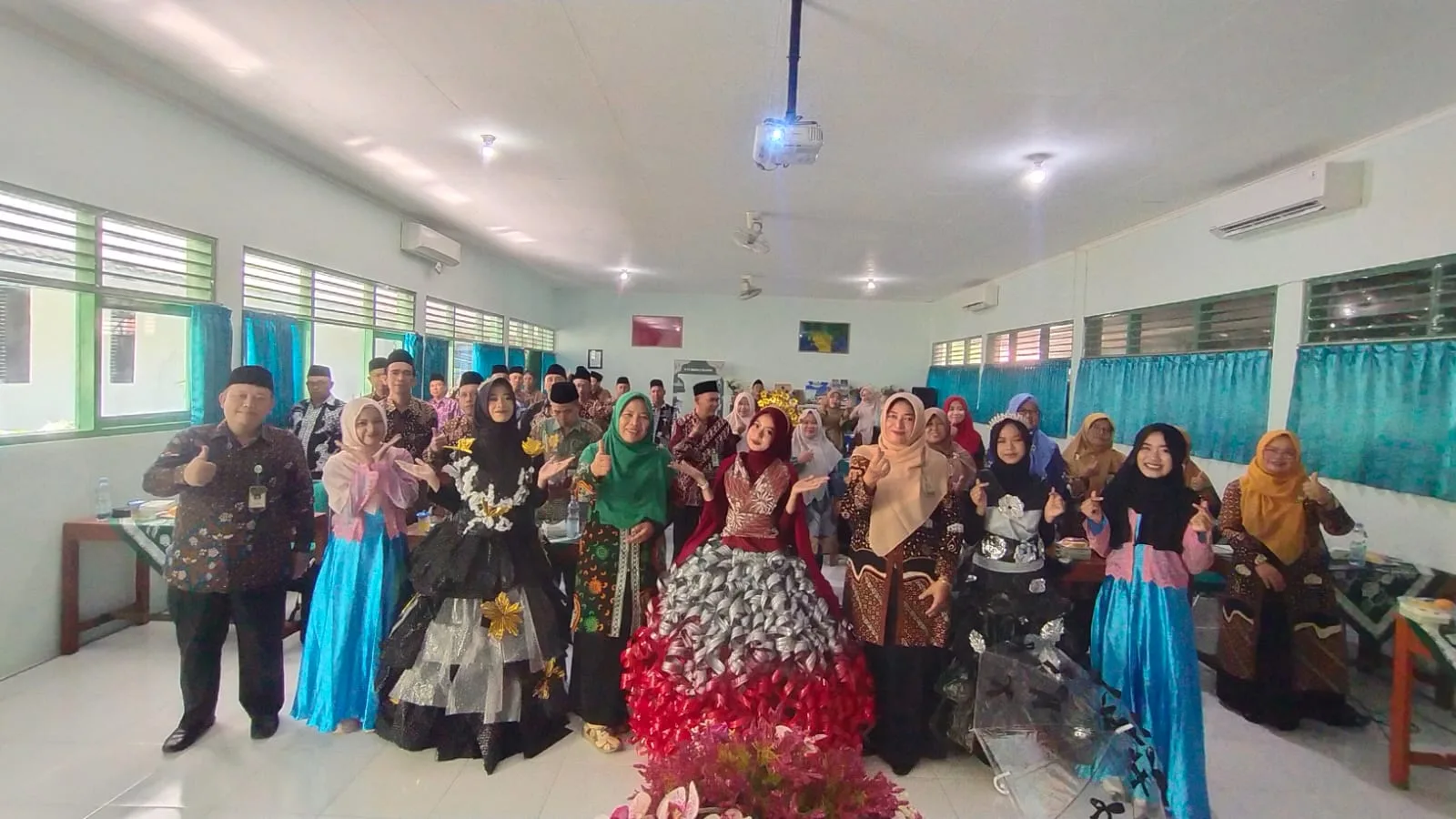 MTsN 9 Sleman Hipnotis Pimpinan Madrasah se-Kabupaten Sleman dalam Rakorpim melalui Penampilan Trashion Show