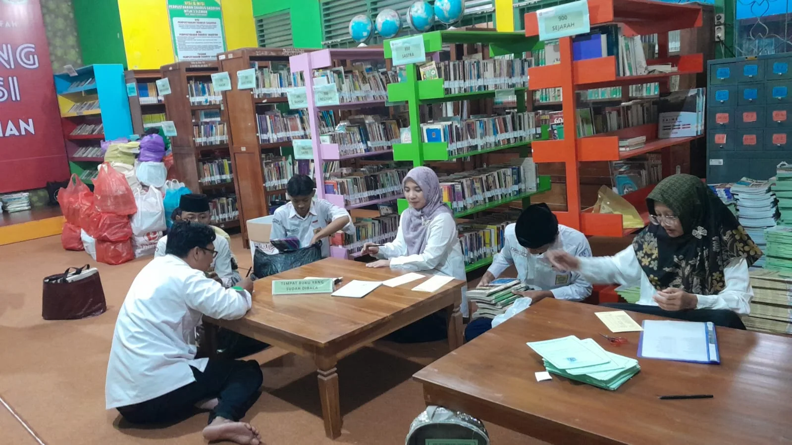 Tuntaskan Masa Belajar, Siswa Kelas IX MTsN 3 Sleman Mulai Kembalikan Buku ke Perpustakaan Darus Saqofah