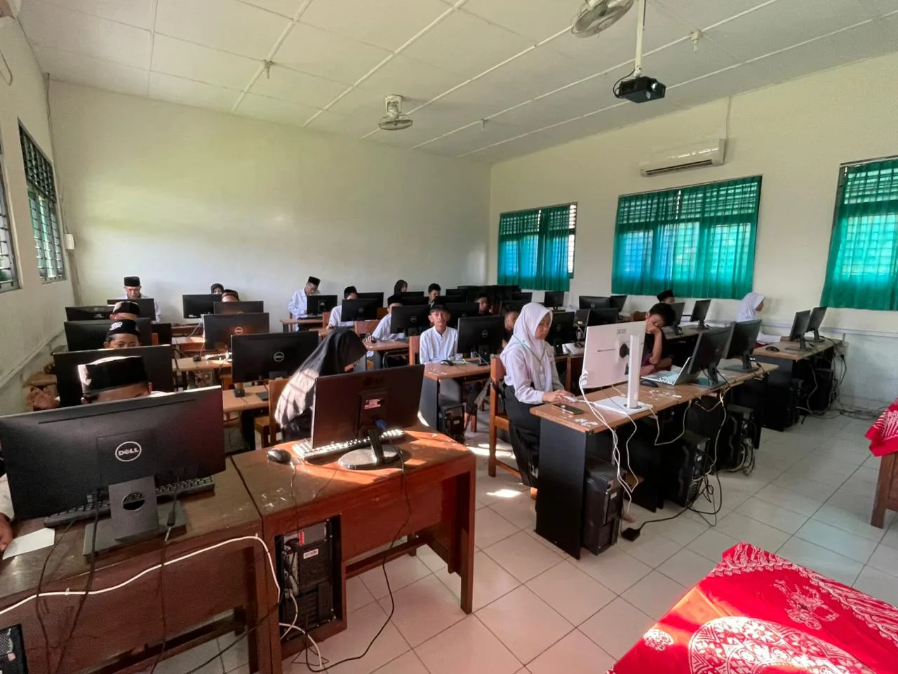 Ujian Akhir Berstandar Nasional Madrasah Diniyah Takmiliyah Tingkat Ula Digelar di MTsN 4 Sleman